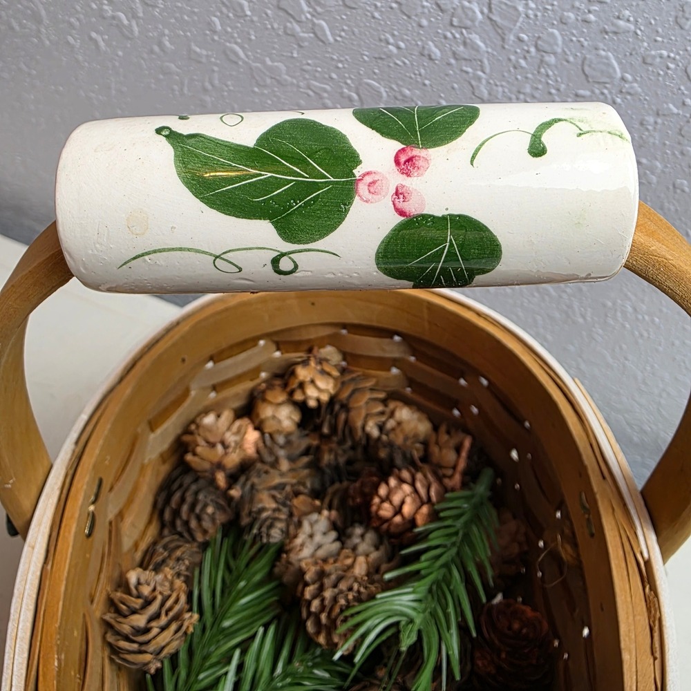 Small Woven Holiday Basket Holly Berry Christmas Country Handle White Green Red - Picture 4 of 7